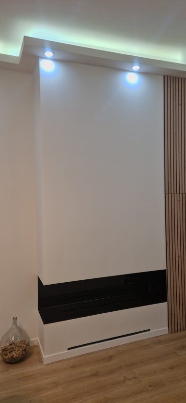 Éclairage LED Éclairage LED avec spots encastrés et éclairage indirect dans un intérieur à Nice