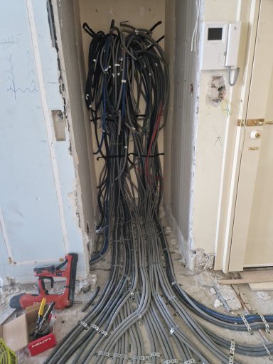 Rénovation électrique complète Rénovation électrique complète d’un appartement avec passage des gaines à Nice